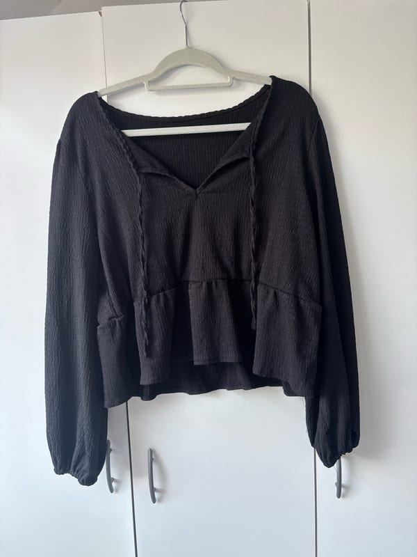 Damen Schwarze Bluse mit Bindeausschnitt und Volant – Langarm – Größe 44 – Bild 8 von 8