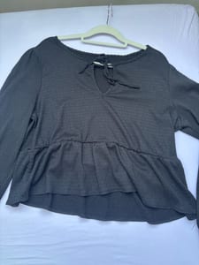 Damen Schwarze Bluse mit Bindeausschnitt und Volant – Langarm – Größe 44 — Bild 2 von 8 anzeigen