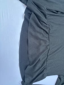 Damen Schwarze Bluse mit Bindeausschnitt und Volant – Langarm – Größe 44 — Bild 3 von 8 anzeigen