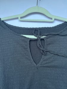Damen Schwarze Bluse mit Bindeausschnitt und Volant – Langarm – Größe 44 — Bild 4 von 8 anzeigen