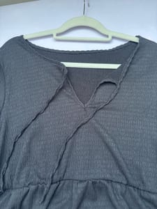 Damen Schwarze Bluse mit Bindeausschnitt und Volant – Langarm – Größe 44 — Bild 5 von 8 anzeigen