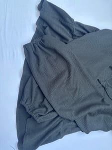 Damen Schwarze Bluse mit Bindeausschnitt und Volant – Langarm – Größe 44 — Bild 6 von 8 anzeigen