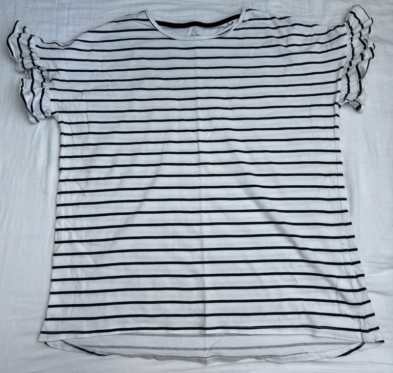 Damen Weißes Shirt mit schwarzen Streifen und Volants an den Ärmeln – Größe S/M