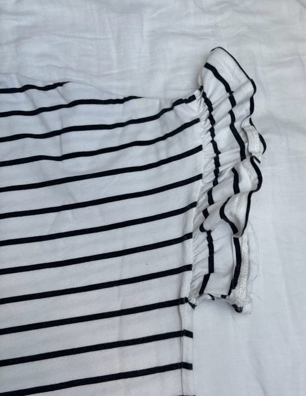 Damen Weißes Shirt mit schwarzen Streifen und Volants an den Ärmeln – Größe S/M – Bild 2 von 6