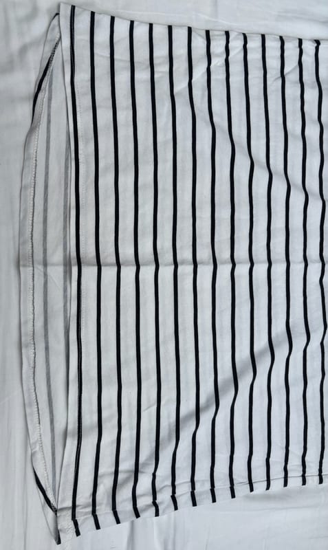 Damen Weißes Shirt mit schwarzen Streifen und Volants an den Ärmeln – Größe S/M – Bild 3 von 6