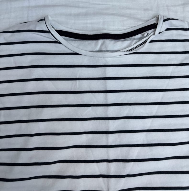 Damen Weißes Shirt mit schwarzen Streifen und Volants an den Ärmeln – Größe S/M – Bild 4 von 6