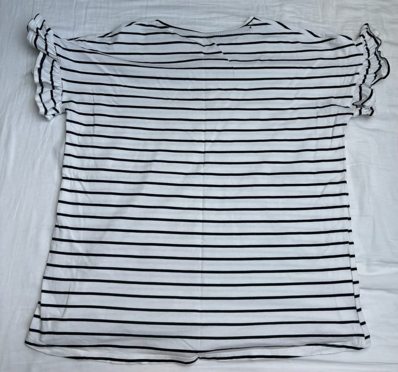 Damen Weißes Shirt mit schwarzen Streifen und Volants an den Ärmeln – Größe S/M – Bild 5 von 6