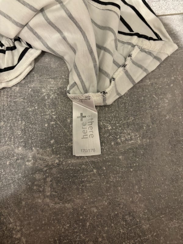 Damen Weißes Shirt mit schwarzen Streifen und Volants an den Ärmeln – Größe S/M – Bild 6 von 6