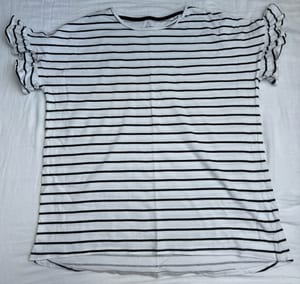 Damen Weißes Shirt mit schwarzen Streifen und Volants an den Ärmeln – Größe S/M
