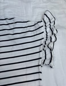 Damen Weißes Shirt mit schwarzen Streifen und Volants an den Ärmeln – Größe S/M — Bild 2 von 6 anzeigen