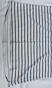 Damen Weißes Shirt mit schwarzen Streifen und Volants an den Ärmeln – Größe S/M — Bild 3 von 6 anzeigen
