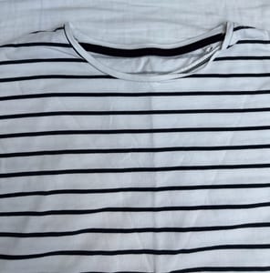 Damen Weißes Shirt mit schwarzen Streifen und Volants an den Ärmeln – Größe S/M — Bild 4 von 6 anzeigen