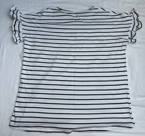 Damen Weißes Shirt mit schwarzen Streifen und Volants an den Ärmeln – Größe S/M — Bild 5 von 6 anzeigen