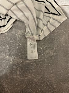 Damen Weißes Shirt mit schwarzen Streifen und Volants an den Ärmeln – Größe S/M — Bild 6 von 6 anzeigen