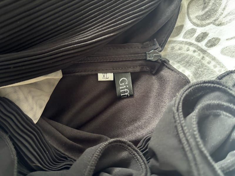 Damen Schwarzes langes Kleid mit Rüschen und Ärmeln – Größe XL – Bild 4 von 10