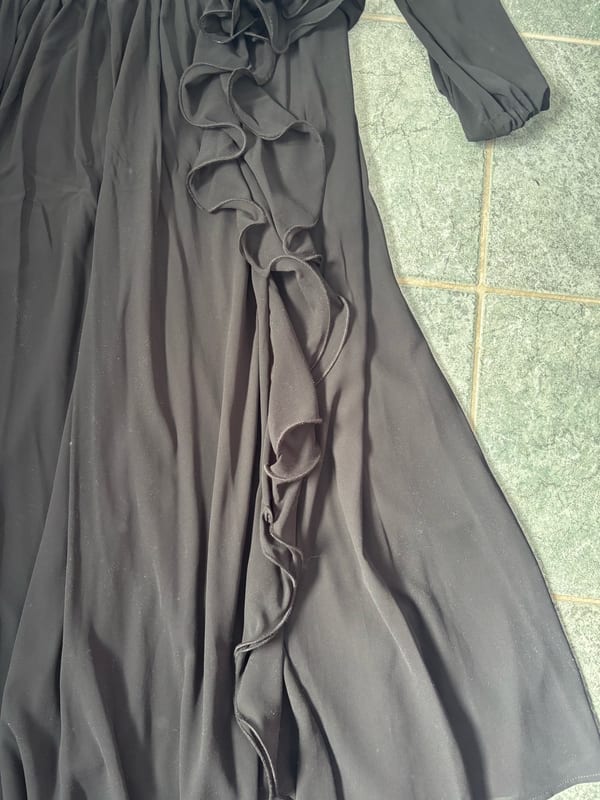 Damen Schwarzes langes Kleid mit Rüschen und Ärmeln – Größe XL – Bild 7 von 10