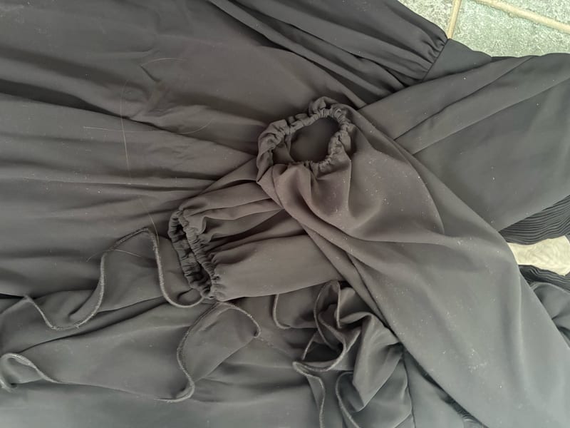 Damen Schwarzes langes Kleid mit Rüschen und Ärmeln – Größe XL – Bild 10 von 10