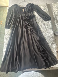 Damen Schwarzes langes Kleid mit Rüschen und Ärmeln – Größe XL