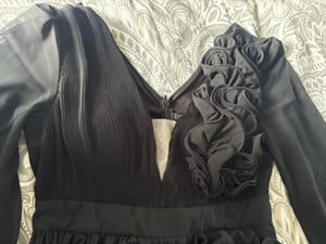 Damen Schwarzes langes Kleid mit Rüschen und Ärmeln – Größe XL — Bild 3 von 10 anzeigen