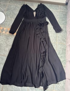 Damen Schwarzes langes Kleid mit Rüschen und Ärmeln – Größe XL — Bild 6 von 10 anzeigen