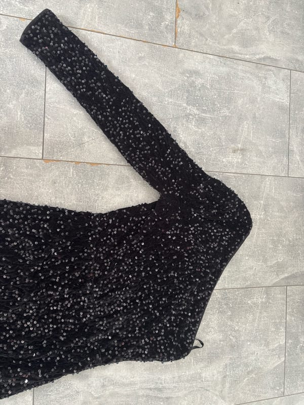 Damen Schwarzes Paillettenkleid mit One-Shoulder-Ärmel – Maxi – Größe M – Bild 2 von 5