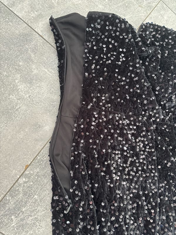 Damen Schwarzes Paillettenkleid mit One-Shoulder-Ärmel – Maxi – Größe M – Bild 4 von 5