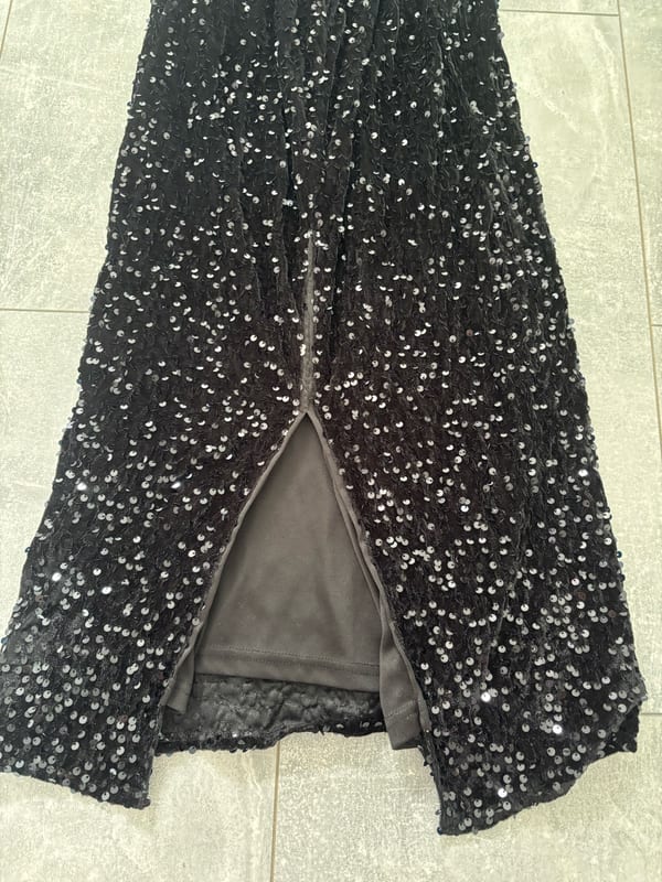 Damen Schwarzes Paillettenkleid mit One-Shoulder-Ärmel – Maxi – Größe M – Bild 5 von 5