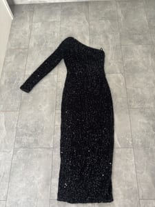 Damen Schwarzes Paillettenkleid mit One-Shoulder-Ärmel – Maxi – Größe M
