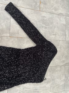 Damen Schwarzes Paillettenkleid mit One-Shoulder-Ärmel – Maxi – Größe M — Bild 2 von 5 anzeigen