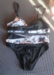 Damen Schicker Bikini mit Blumenmuster – Größe M – Schwarz