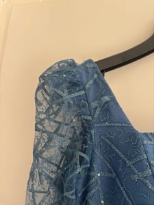 Damen Festliches blaues Kleid mit Glitzer und langen Ärmeln – Größe 40 — Bild 2 von 6 anzeigen