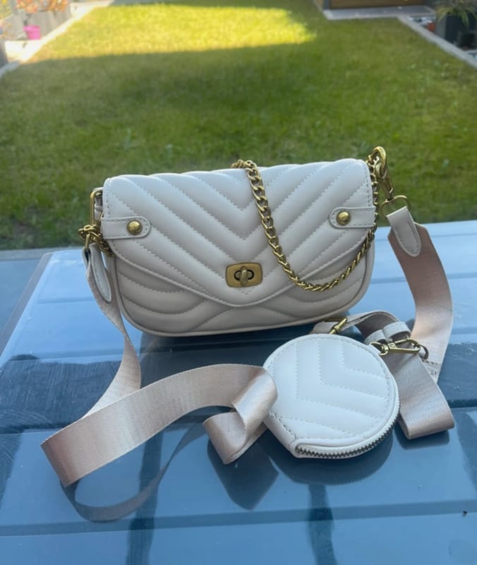 Damen Cremefarbene Umhängetasche mit Goldkette und Münzbörse