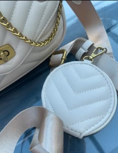 Damen Cremefarbene Umhängetasche mit Goldkette und Münzbörse — Bild 2 von 8 anzeigen