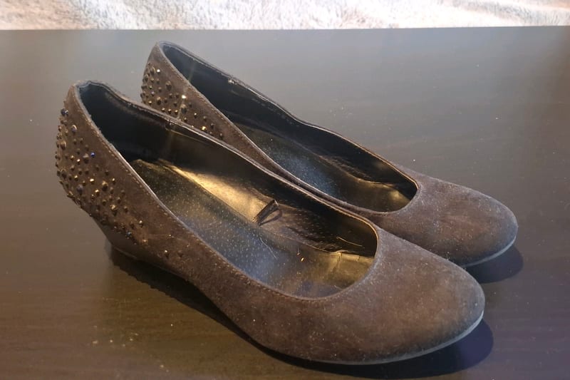 Damen Keilpumps mit Nieten / Keilabsatz Gr.40 – Schwarz