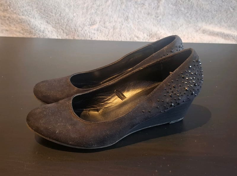 Damen Keilpumps mit Nieten / Keilabsatz Gr.40 – Schwarz – Bild 2 von 4