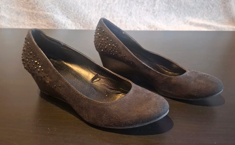 Damen Keilpumps mit Nieten / Keilabsatz Gr.40 – Schwarz – Bild 3 von 4