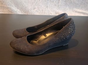 Damen Keilpumps mit Nieten / Keilabsatz Gr.40 – Schwarz — Bild 2 von 4 anzeigen