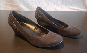 Damen Keilpumps mit Nieten / Keilabsatz Gr.40 – Schwarz — Bild 3 von 4 anzeigen