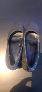 Damen Keilpumps mit Nieten / Keilabsatz Gr.40 – Schwarz — Bild 4 von 4 anzeigen