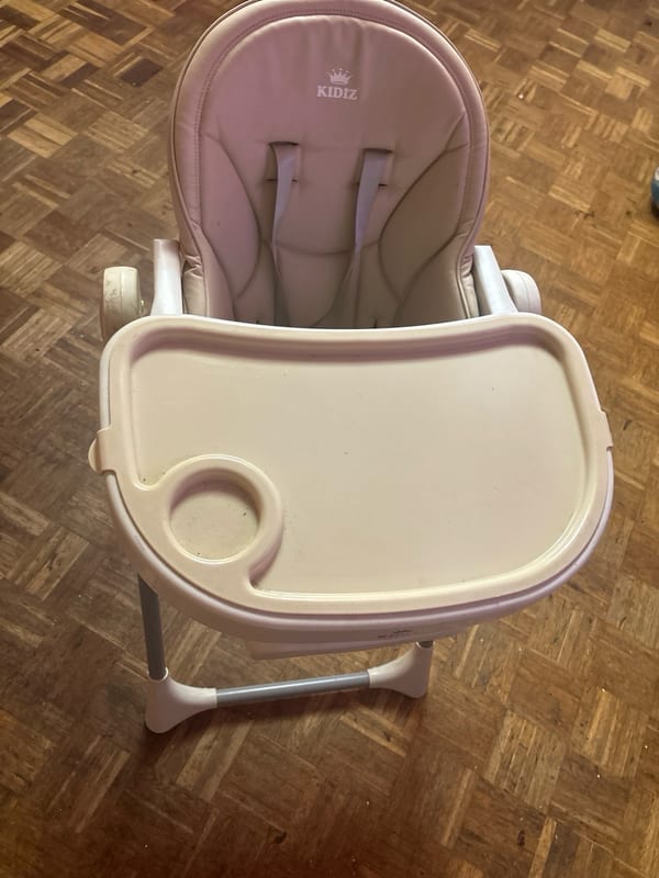 Babyhochstuhl mit Tablett und Gurt