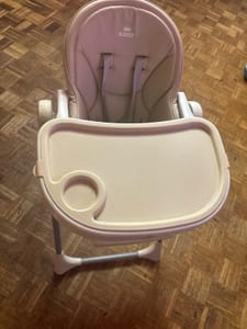 Babyhochstuhl mit Tablett und Gurt