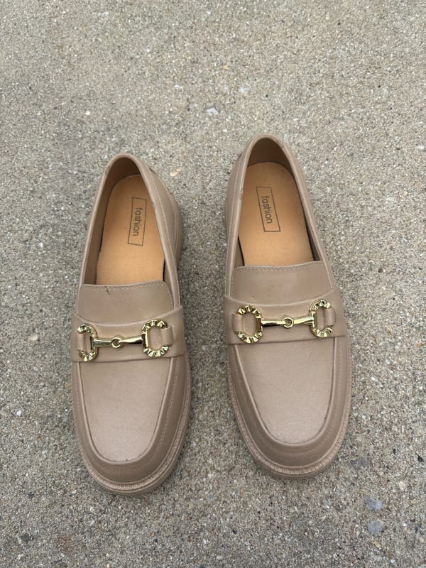 Damen Beige Loafer mit goldfarbenem Zierbügel und Plateausohle – Größe 39