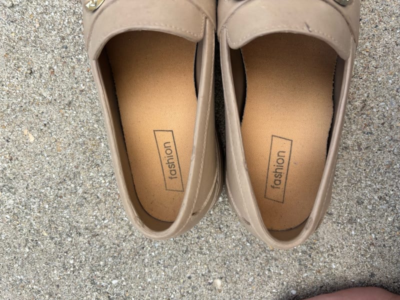 Damen Beige Loafer mit goldfarbenem Zierbügel und Plateausohle – Größe 39 – Bild 4 von 5