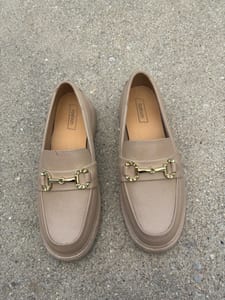 Damen Beige Loafer mit goldfarbenem Zierbügel und Plateausohle – Größe 39