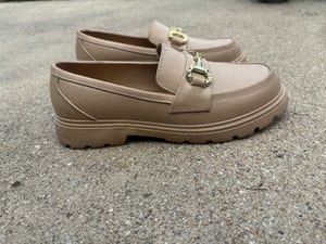 Damen Beige Loafer mit goldfarbenem Zierbügel und Plateausohle – Größe 39 — Bild 2 von 5 anzeigen