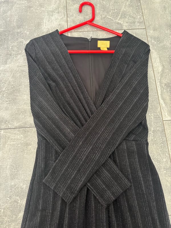 Damen Schwarzes Maxikleid mit Wickeloptik und Glitzerstreifen – Größe 38 – Bild 3 von 6