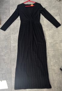 Damen Schwarzes Maxikleid mit Wickeloptik und Glitzerstreifen – Größe 38 — Bild 1 von 6 anzeigen