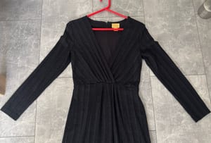 Damen Schwarzes Maxikleid mit Wickeloptik und Glitzerstreifen – Größe 38 — Bild 2 von 6 anzeigen