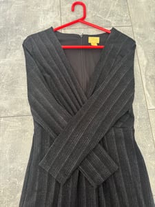 Damen Schwarzes Maxikleid mit Wickeloptik und Glitzerstreifen – Größe 38 — Bild 3 von 6 anzeigen
