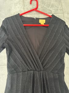 Damen Schwarzes Maxikleid mit Wickeloptik und Glitzerstreifen – Größe 38 — Bild 4 von 6 anzeigen